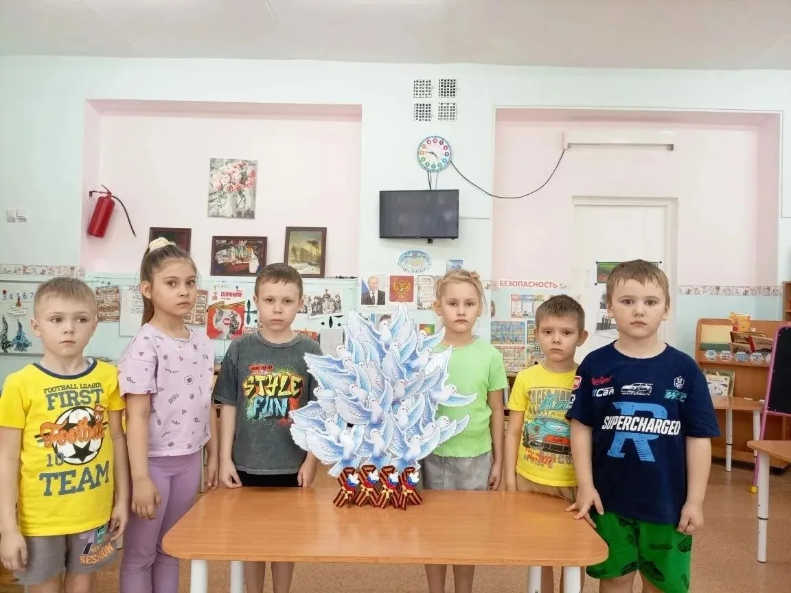 Дети группы «Звездочки» сделали совместную творческую работу «Голубь мира».