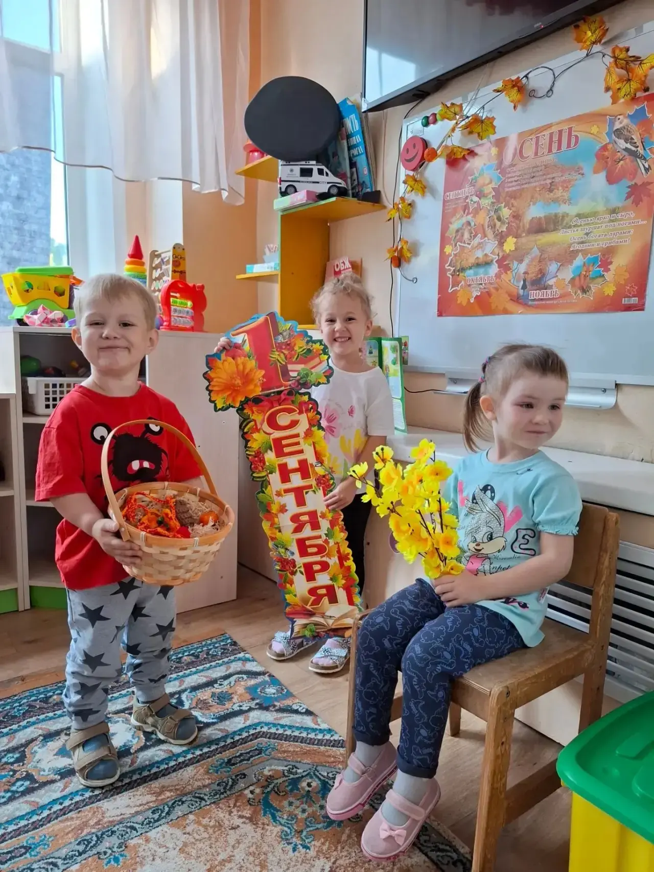 Кажется, только вчера эти крохи неуверенно шагали по коридорам детского сада, держась з...