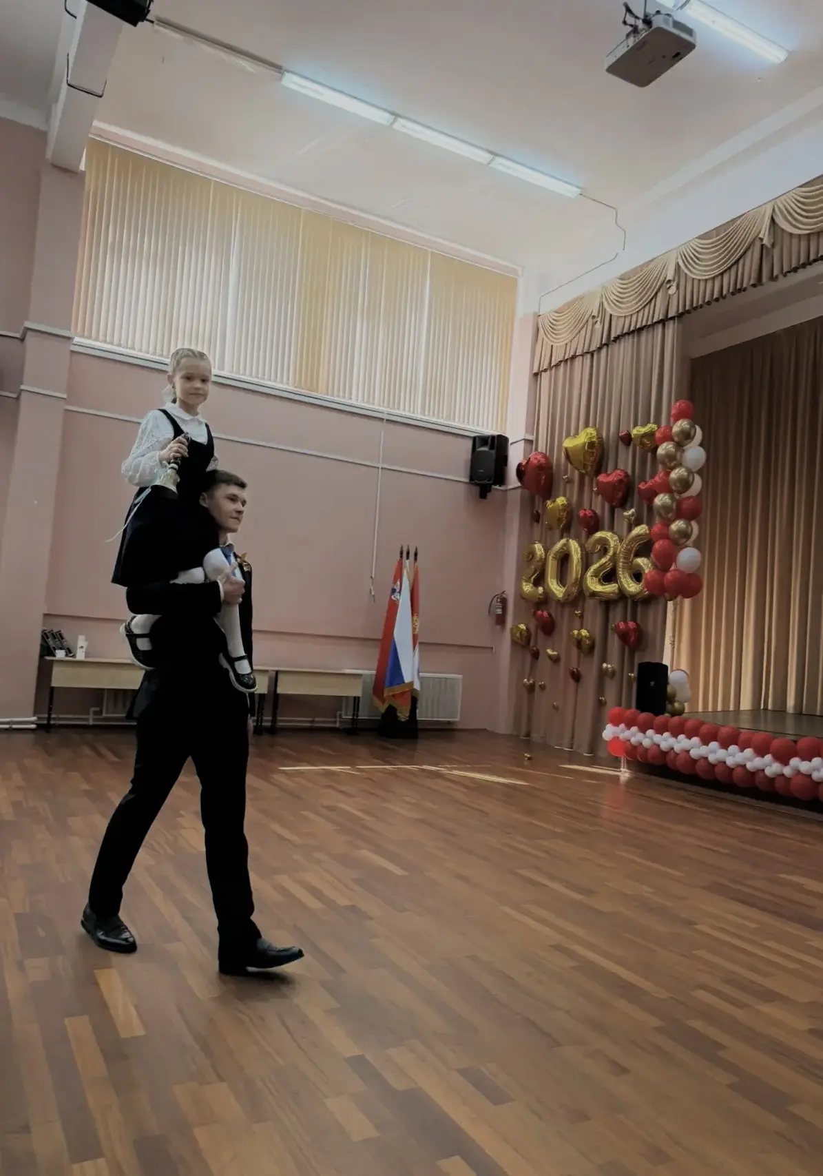 🔔 Последний звонок в МБОУ СОШ №4 (корпус 2)!  🏫 Сегодня для наших одиннадцатиклассников прозвучал са