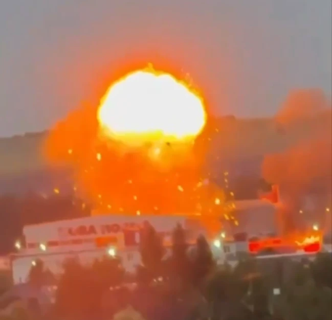 Опубликовано видео применения ФАБ-1500 по Орехову в Запорожской области и Славянску в ДНР.

На кадра