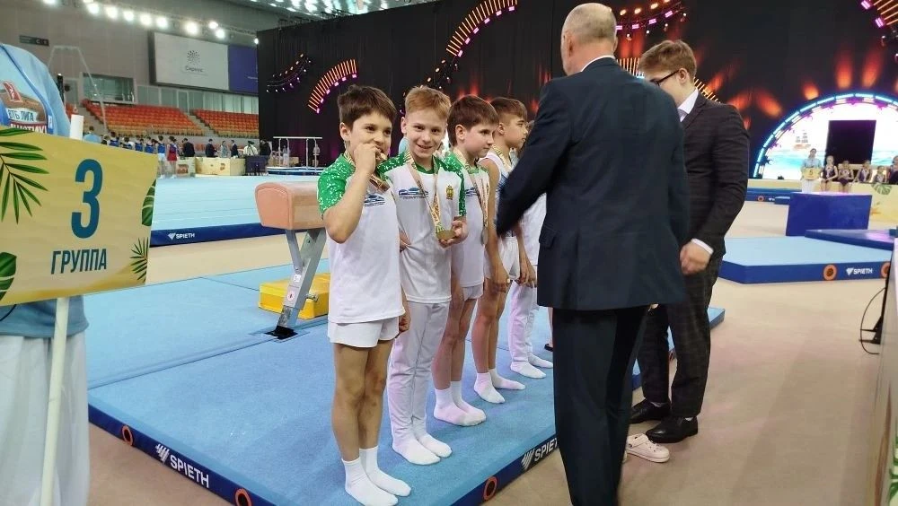 Мужская команды нашей школы на Фестивале "ВТБ Лига гимнастики 2026" под руководством тр...