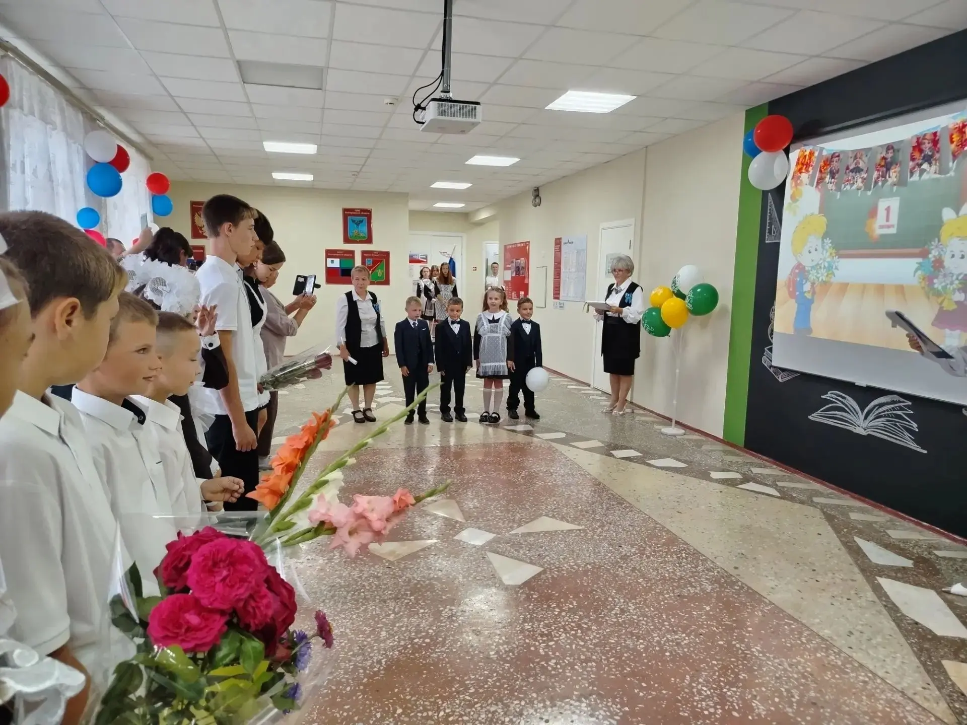 🍁Первый день нового учебного года начался с торжественной линейки.