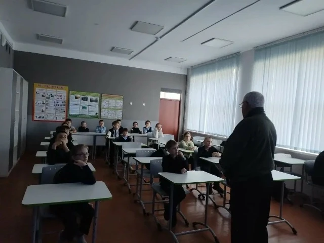 Всероссийский урок ОБЖ в 4 классе наши одиннадцатиклассники провели при помощи преподав...