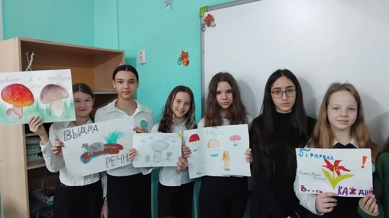 Вести с урока👩🏻‍🏫  В 5"Г" классе прошёл необычный урок биологии на тему: "Красная книга глазами дете