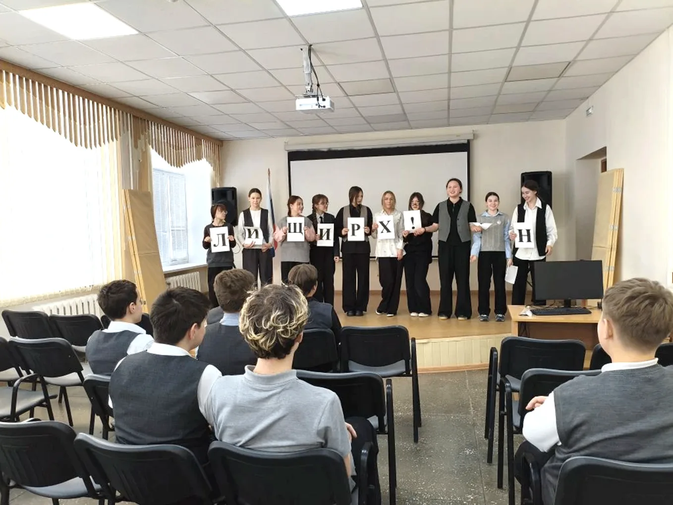 ⭐А теперь давайте заглянем в 7Д, здесь тоже девочки постарались и придумали игру для сильной половин
