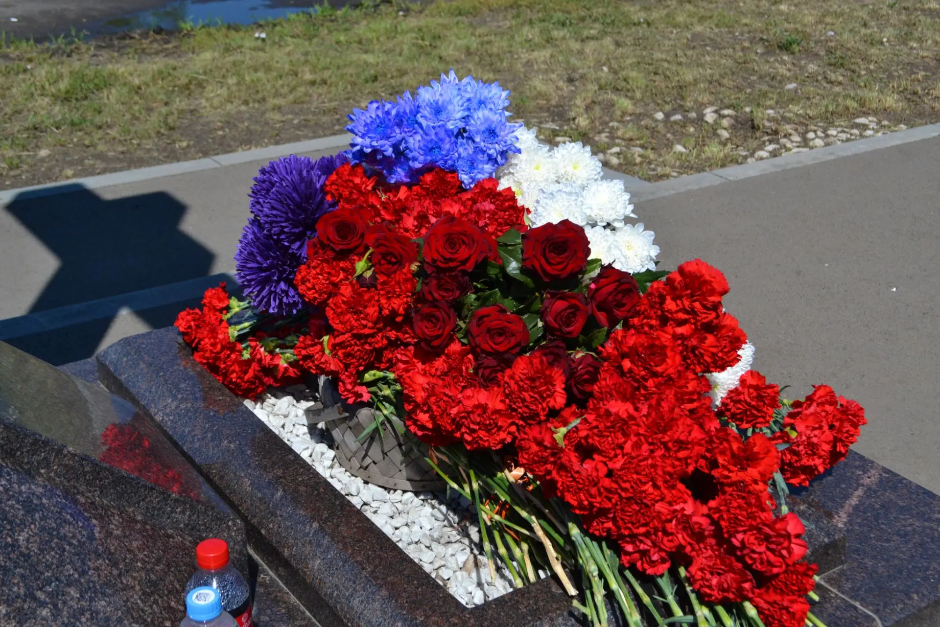 Сегодня депутаты Совета городского округа город Луганск возложили цветы в поселке Металлист у места 