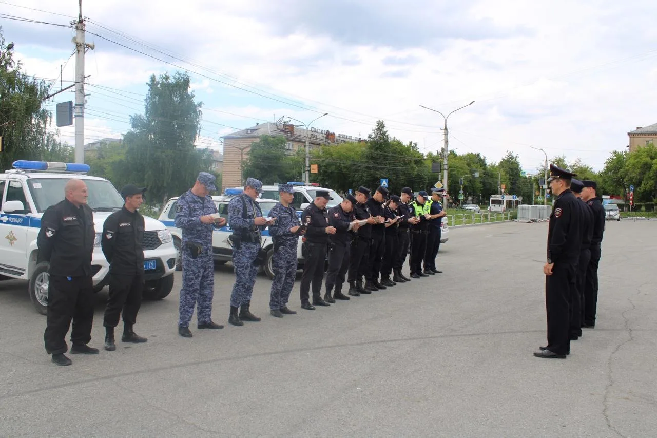 👮‍♂️ На площади перед администрацией города состоялся традиционный инструктаж личного состава Отдел
