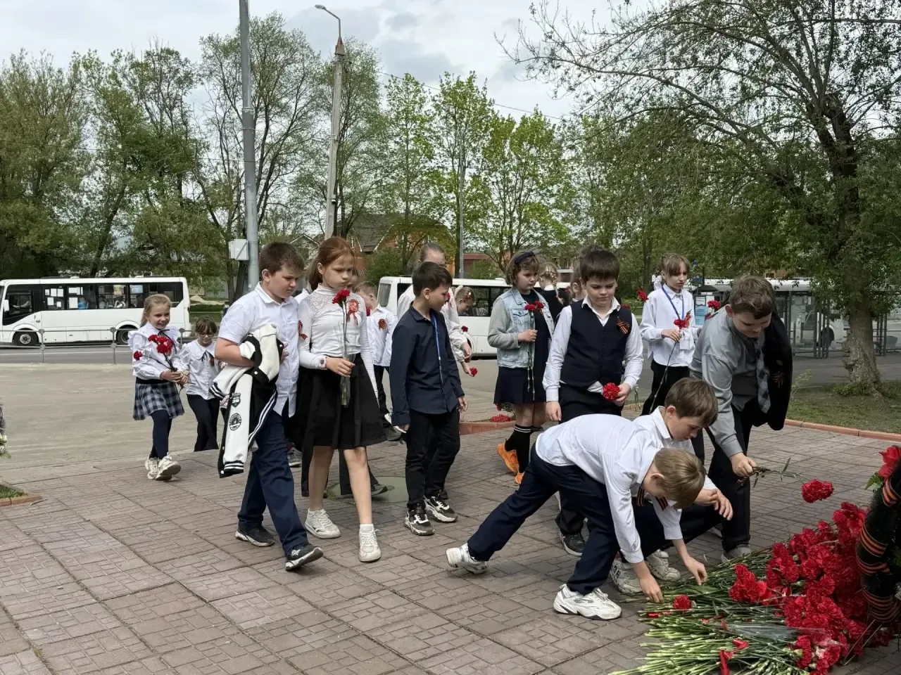 🕯️В преддверии Дня Победы учащиеся с 1 по 11класс и педагоги МБОУ " Эффективная школа" ( школа 16)  