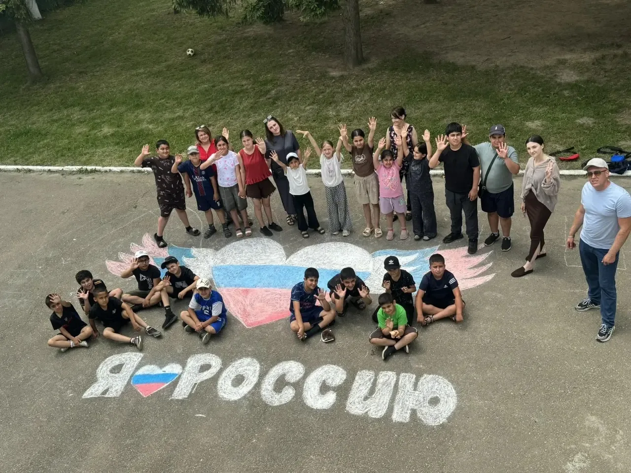 🇷🇺 Сегодня в нашей стране отмечается День России, и в нашем школьном лагере мы с радостью присоеди