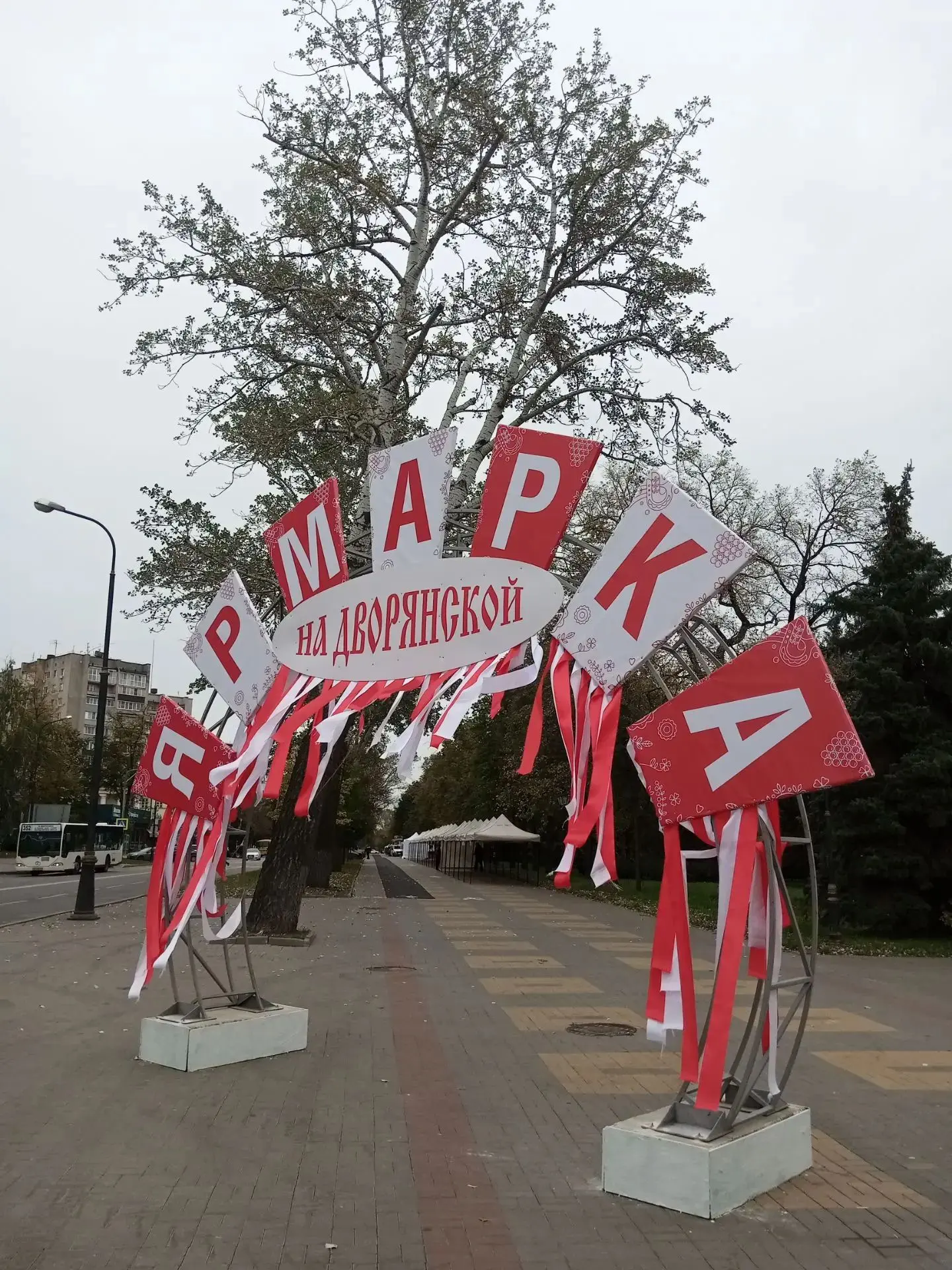 Гигантский кокошник установили на улице Ленина Липецка. Завтра от него развернутся торг...