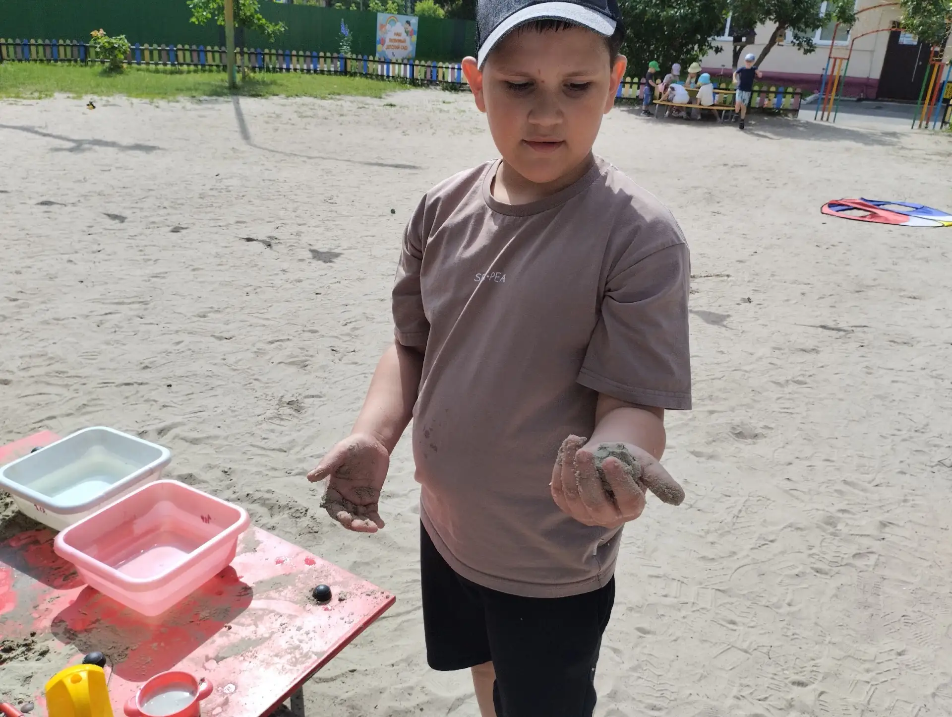 В группе «Солнышко» прошёл День песочных построек! 👶🛠

Ребята экспериментировали с песком: сухой �