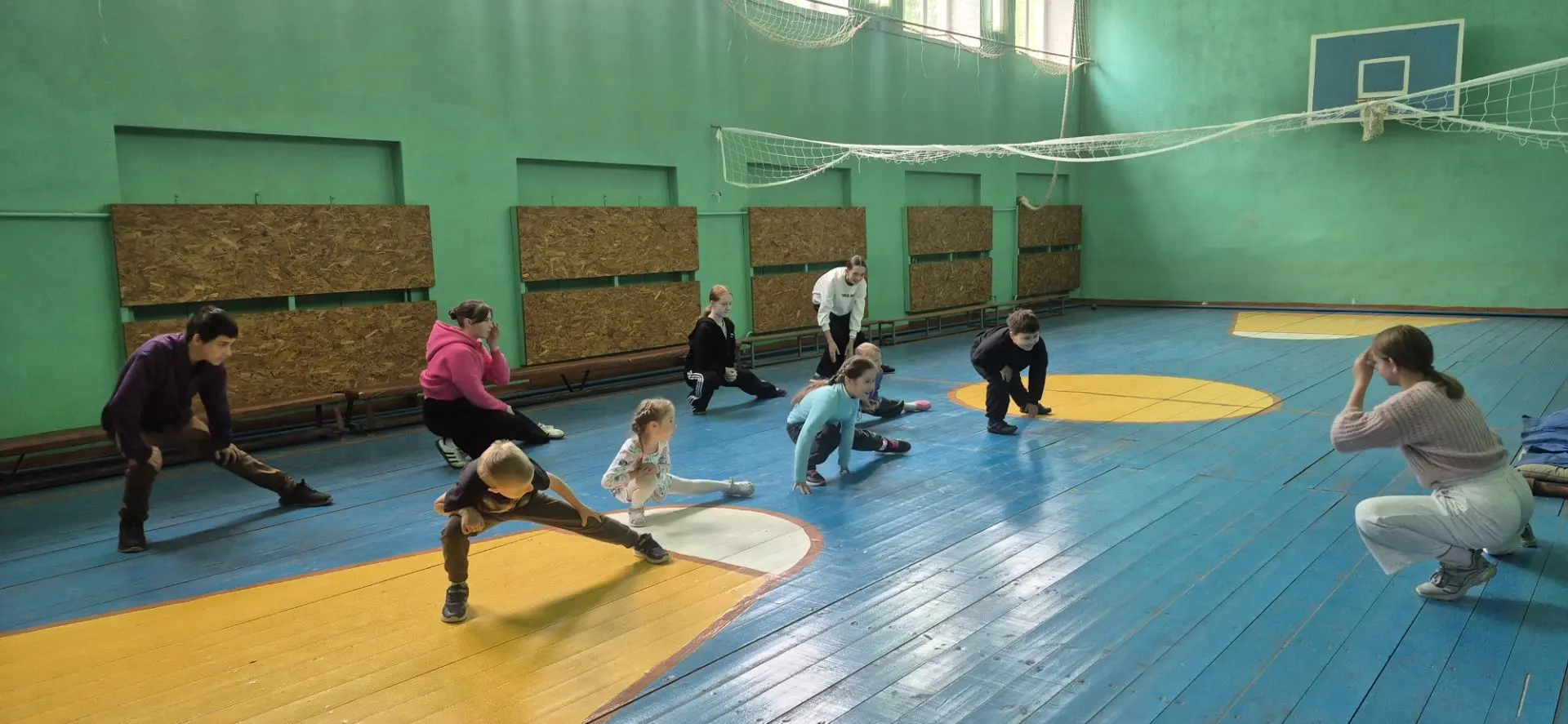 18.06. День в школьном лагере начался с бодрой зарядки — зарядились энергией на весь день! 💪

Потом