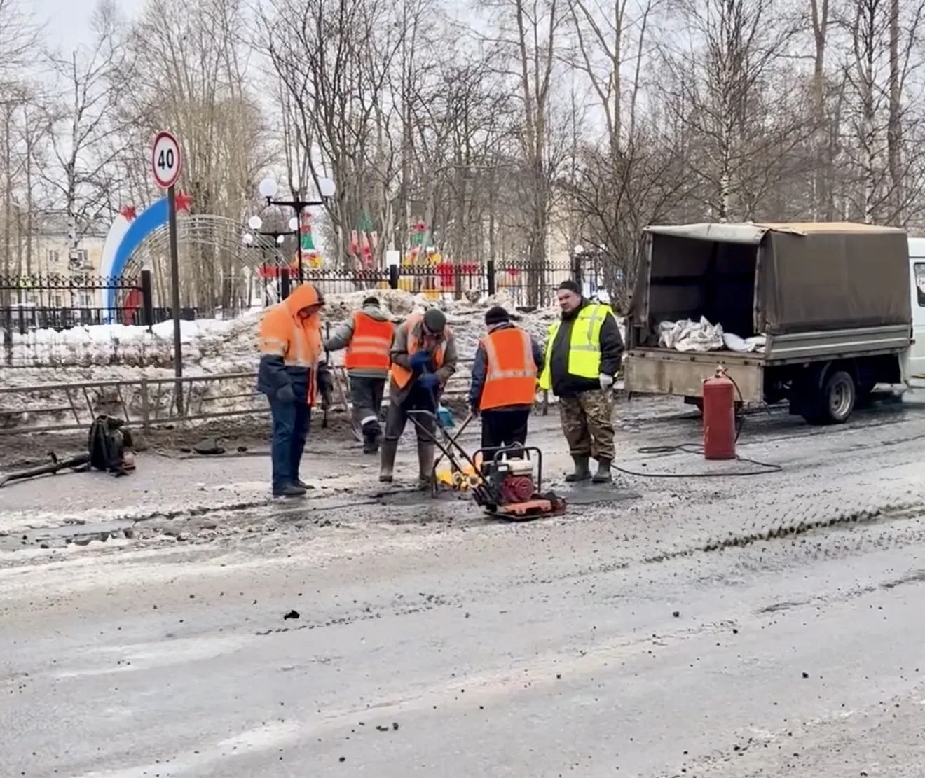 🚧 В Новодвинске стартовали срочные аварийно-восстановительные работы по ремонту дорожн...