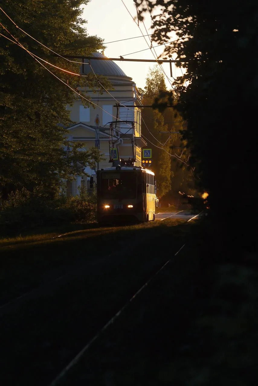 Приятный вечер в лучах заката
 
Фотограф Вадим Шамсияров умеет видеть красоту в привычном и щедро де