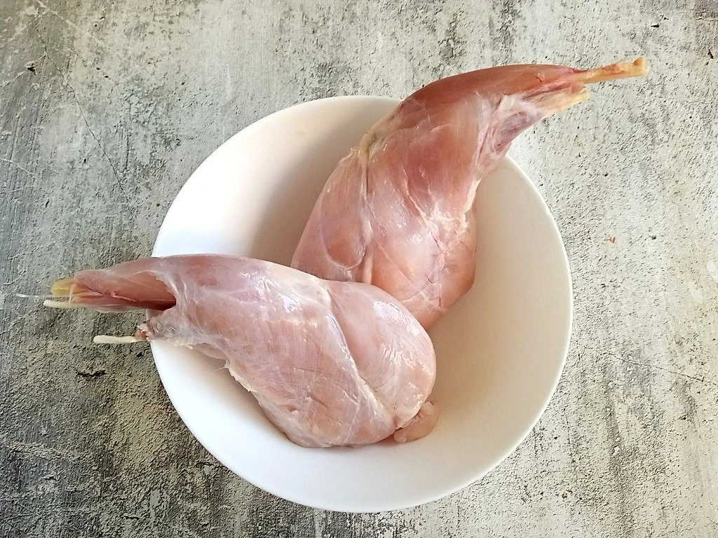 Почему стоит включить в рацион мясо кролика.   Мясо кролика считается одним из самых диетических и л