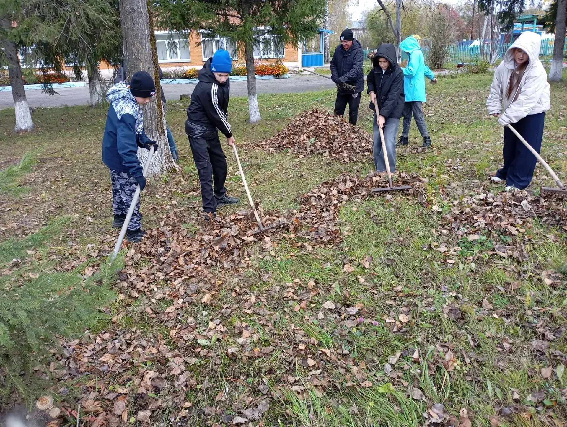 🎉 Субботник в Мальцевской школе прошёл на ура.