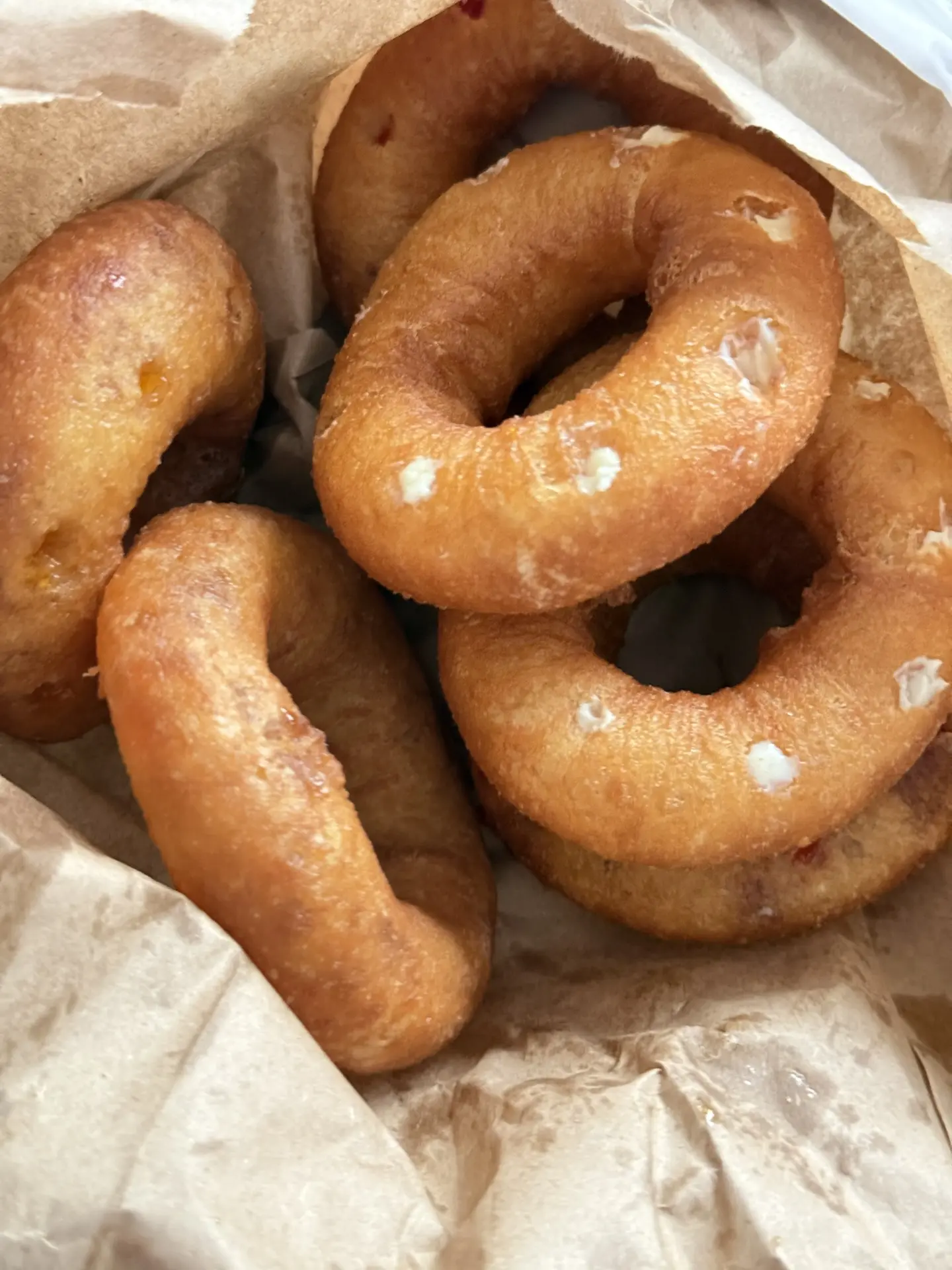 Уютная осень в городе 🍂🍩 Прогулялись по тихой улочке, заглянули в кафе и купили пончи...