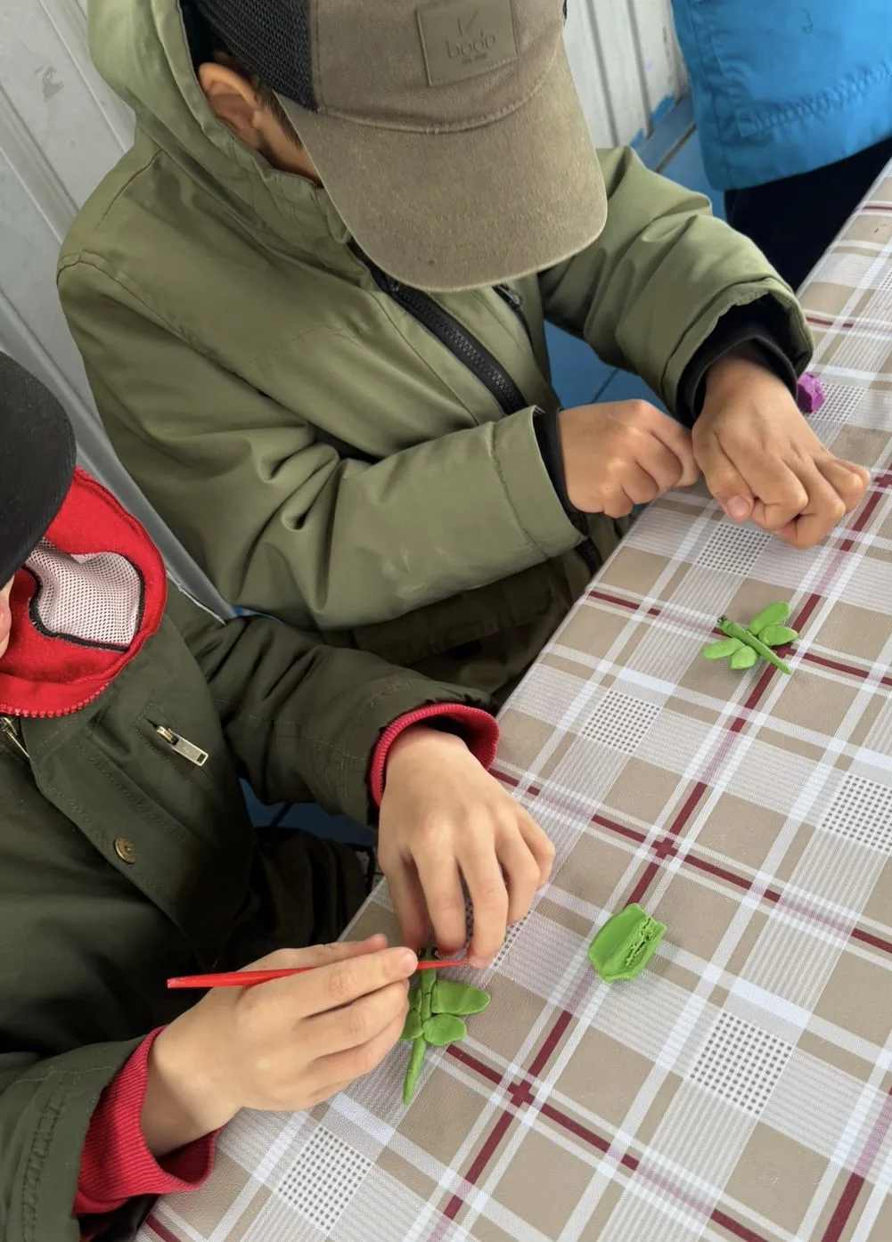 🐞🖐️ «Насекомые из пластилина»: подготовишки творят с душой и пользой 🖐️🐞

Лепка из пластилина — 