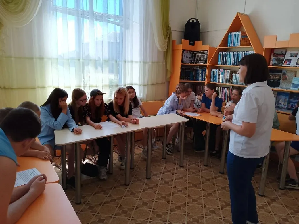 8 июня, сделав бодрящую зарядку и позавтракав, наш 5 отряд отправился на мероприятие в районную библ