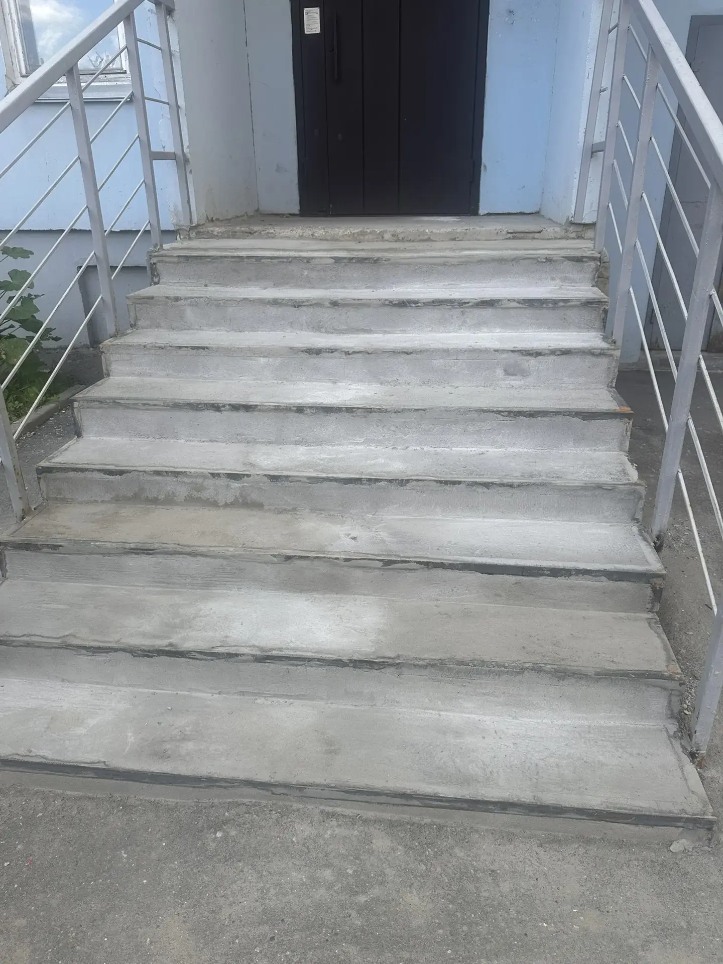 И ещё один дом становится лучше 👀

🏠 Кохомское шоссе, д.3 корпус 1, подъезд 2 — отремонтировали кр