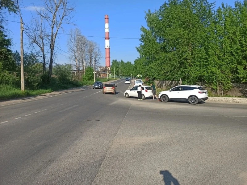 НА ПЕРЕКРЕСТКЕ СТАРОВСКОГО - ЭЛЕВАТОРНОЙ В СЫКТЫВКАРЕ СТОЛКНУЛИСЬ GEELY И DATSUN  ДТП произошло в 15