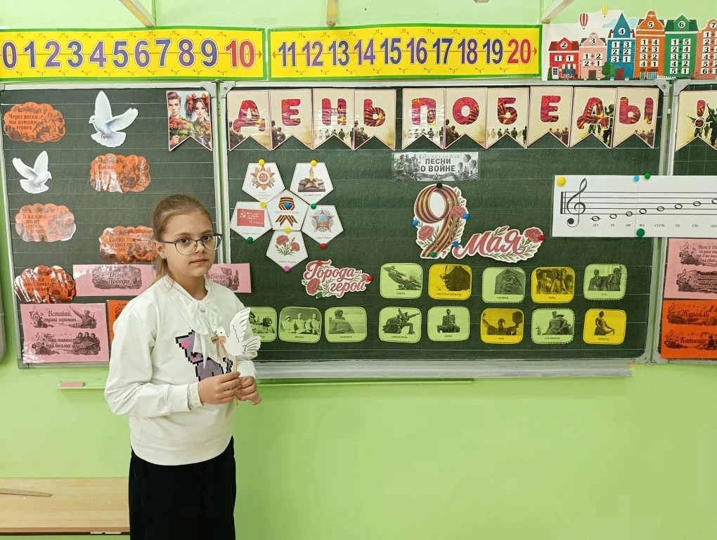 Сегодня наша школа традиционно начала учебную неделю с линейки и исполнения Государственного гимна Р