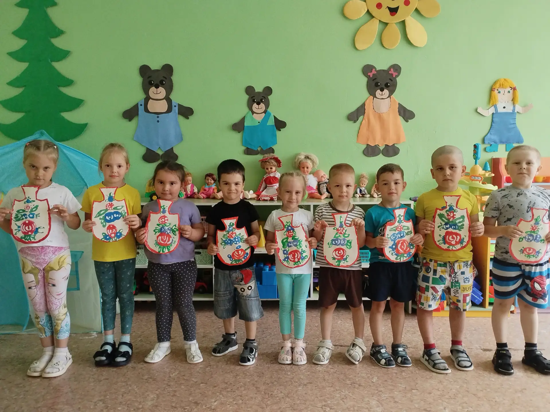 Была доска некрашеной, 
Обычной, неприглядной.
А стала разукрашенной
 И  празднично нарядной.
В рука