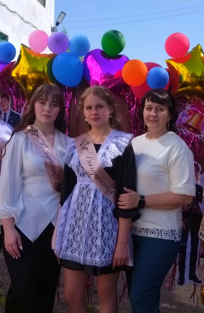 Поздравляем Алексееву Дарью и Серикову Анастасию, учениц 9‑го класса, с блестящей сдачей ОГЭ по русс