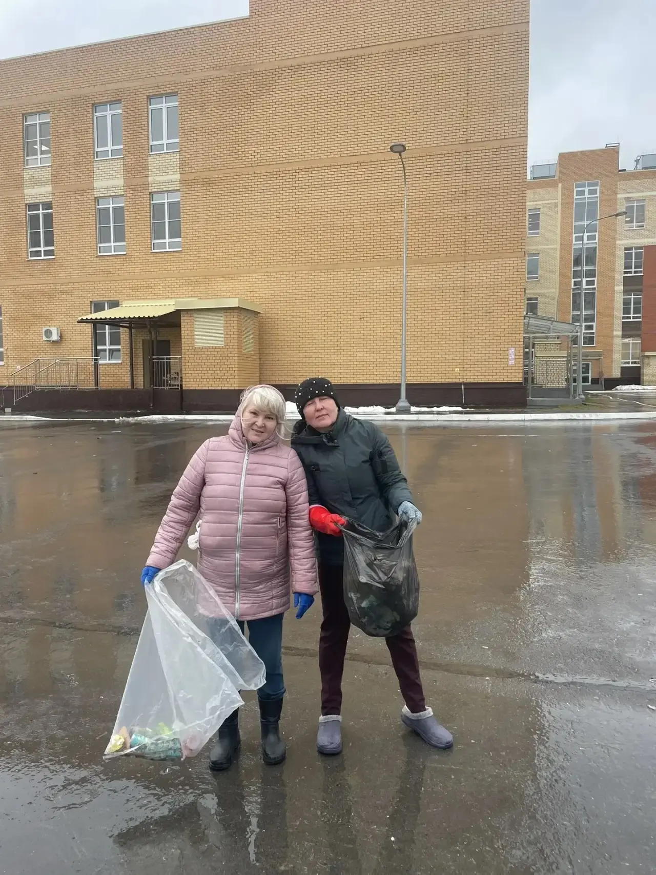 🧹В рамках экологического месячника технический персонал принял участие в мероприятии по уборке терри