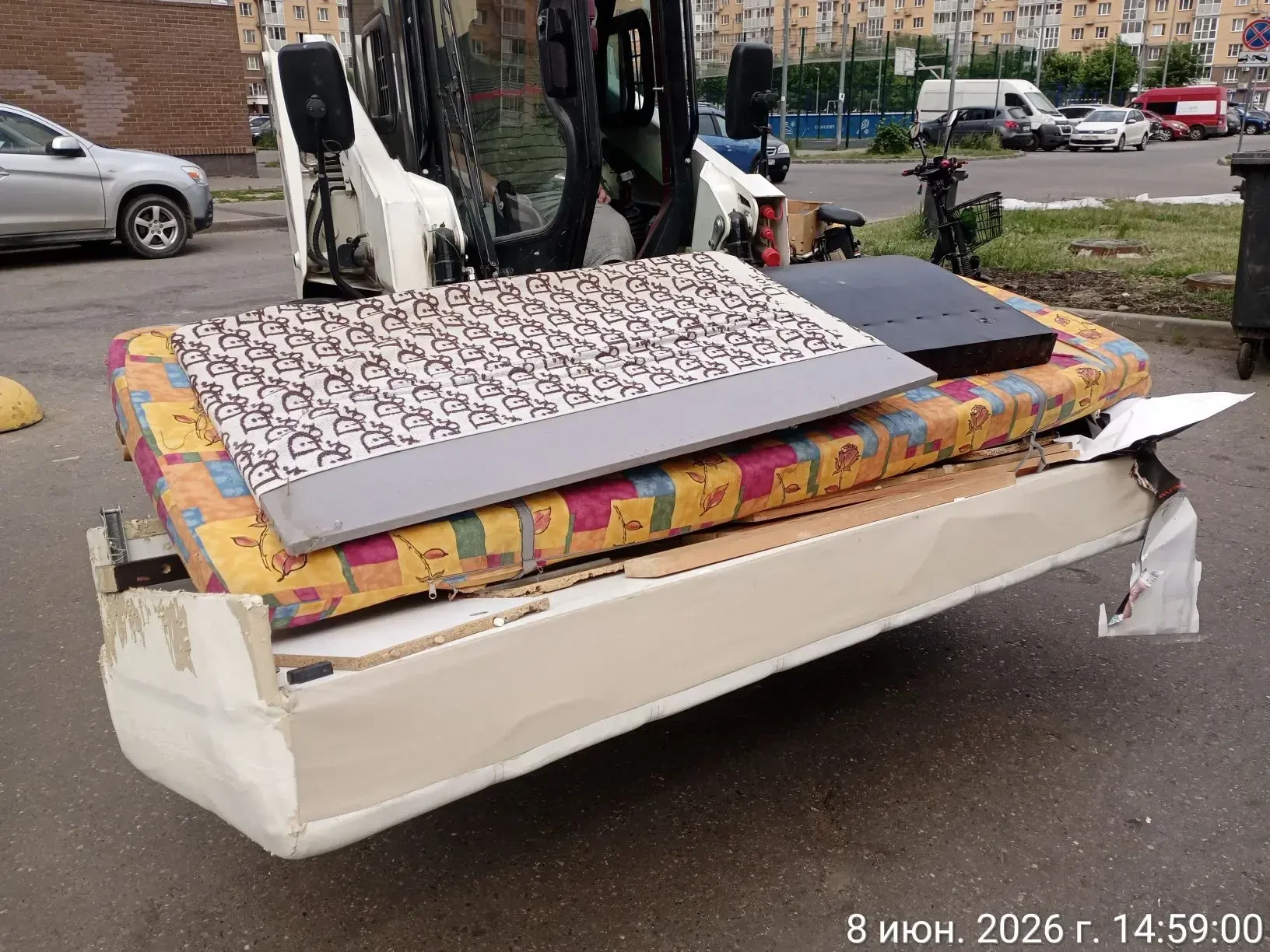 ♻️ Контейнерные площадки: кто убирает, кто вывозит и куда девать крупногабаритный мусор?

Контейнерн
