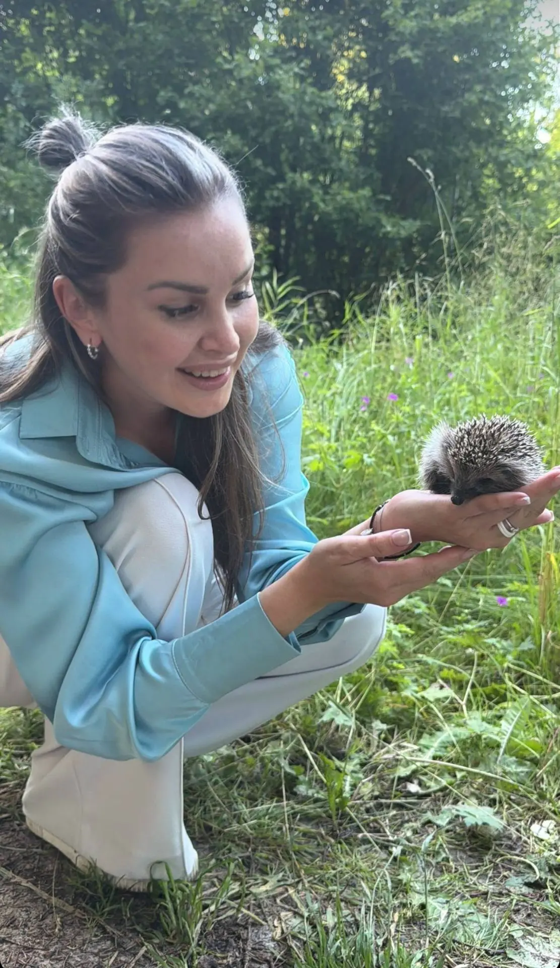 Смотрите, кого я сегодня встретила🦔

Шла себе вся такая при параде — в брюках, рубашке и на каблука