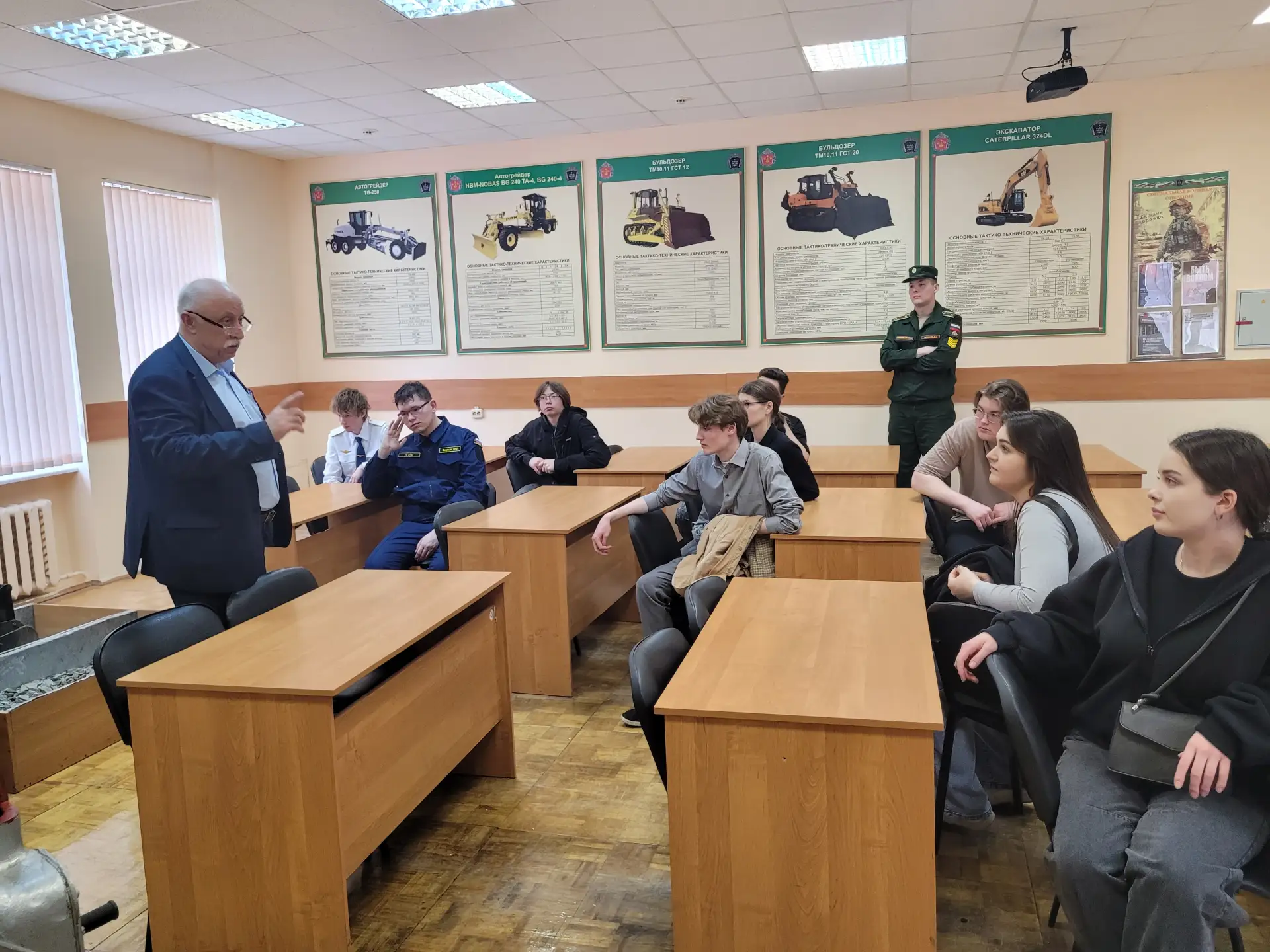 ⚡ Собирали и разбирали автомат Калашникова, управляли буксировочным катером, автомобилем «КАМАЗ» и э