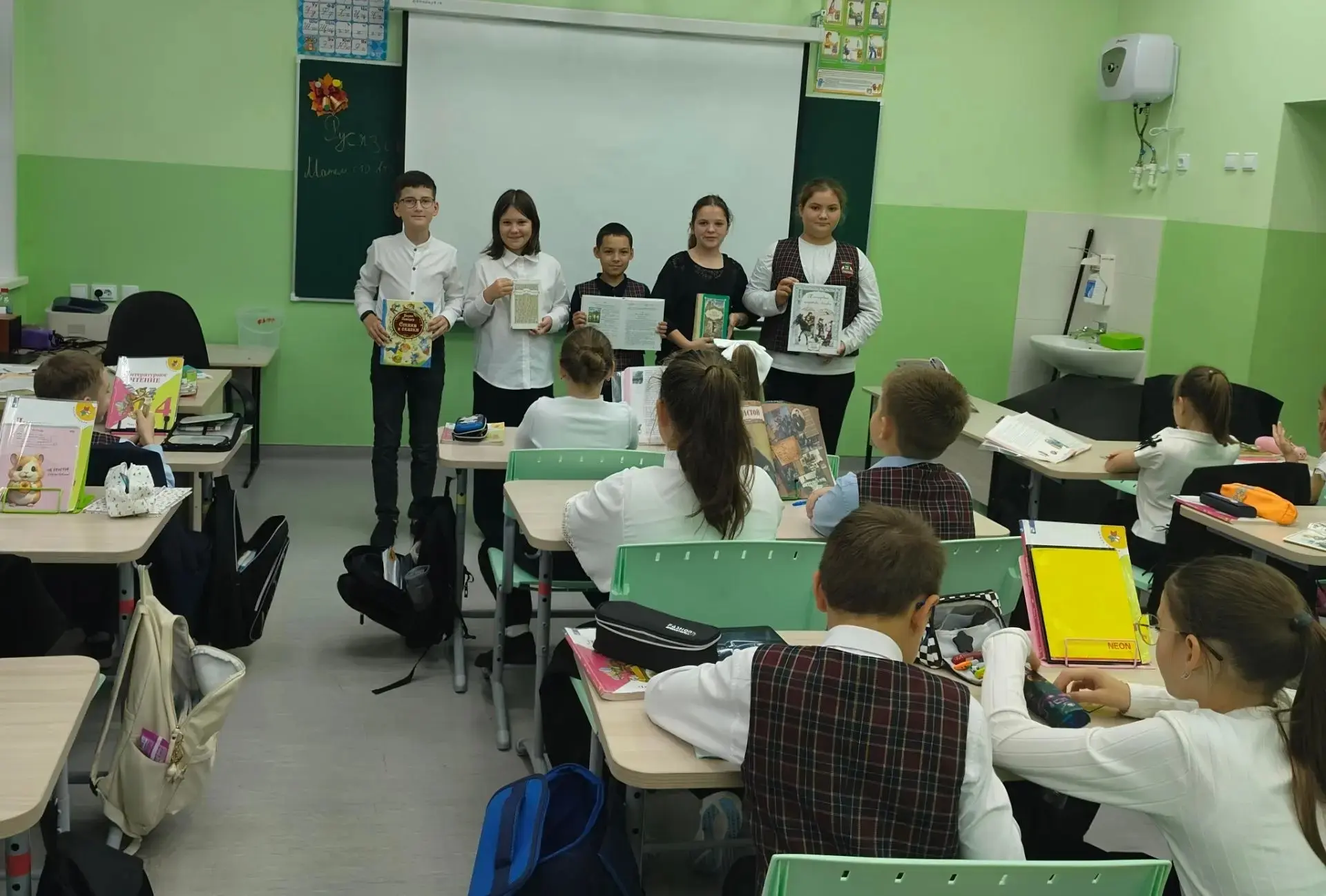 Сегодня в 4 А классе прошло познавательное мероприятие, посвящённое Дню языков народов ...