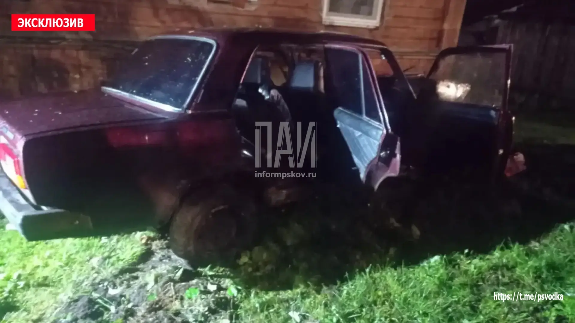 В Красногородске, на Велейской улице у дома 9, автомобиль ВАЗ-2107 съехал с дороги и въехал в дом.

