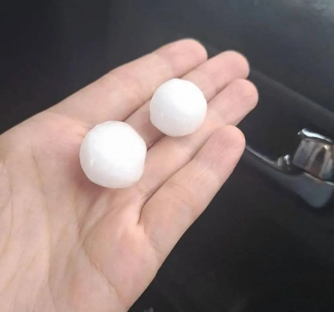 ⛈️Погодный апокалипсис накрыл Москву — мощный град с ливнем затапливает город. 

Крупный град разбил