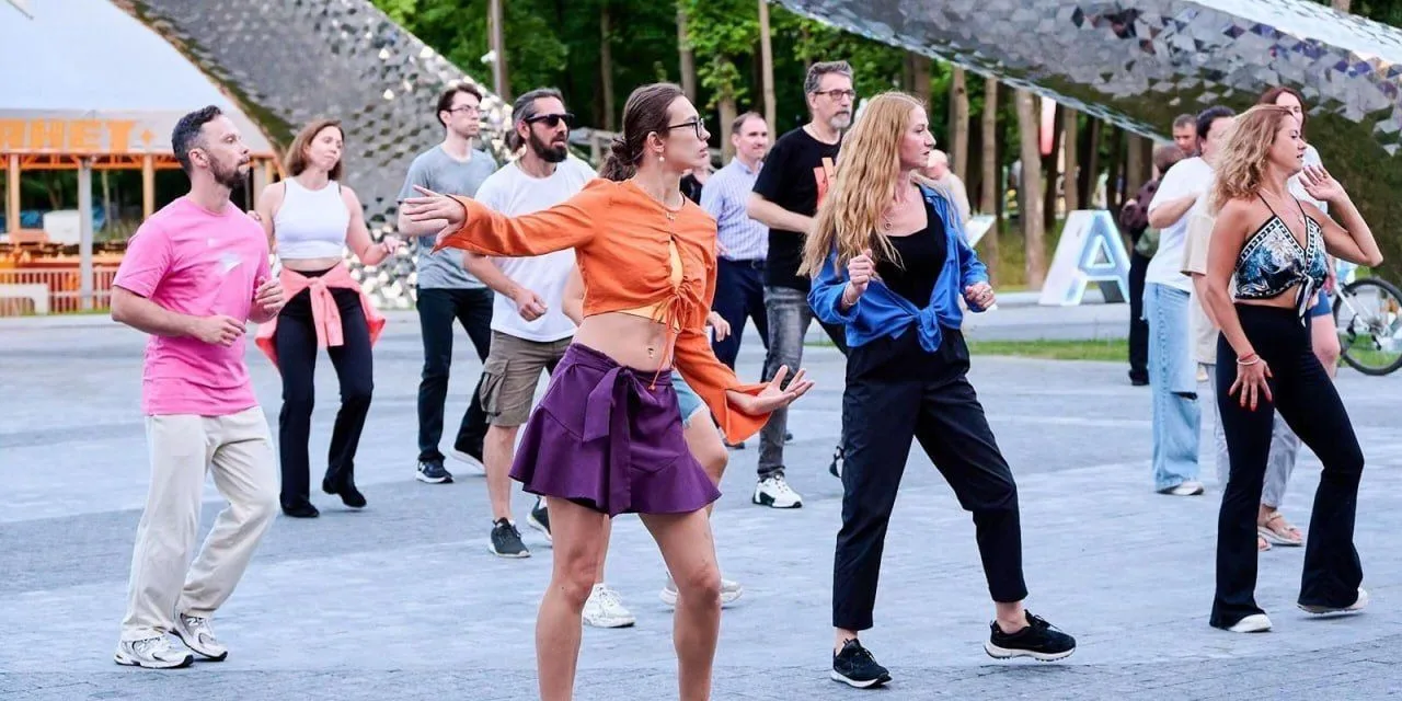 💃 На ВДНХ проходят бесплатные занятия по бачате

Они проходят на площади перед входом в парк развле