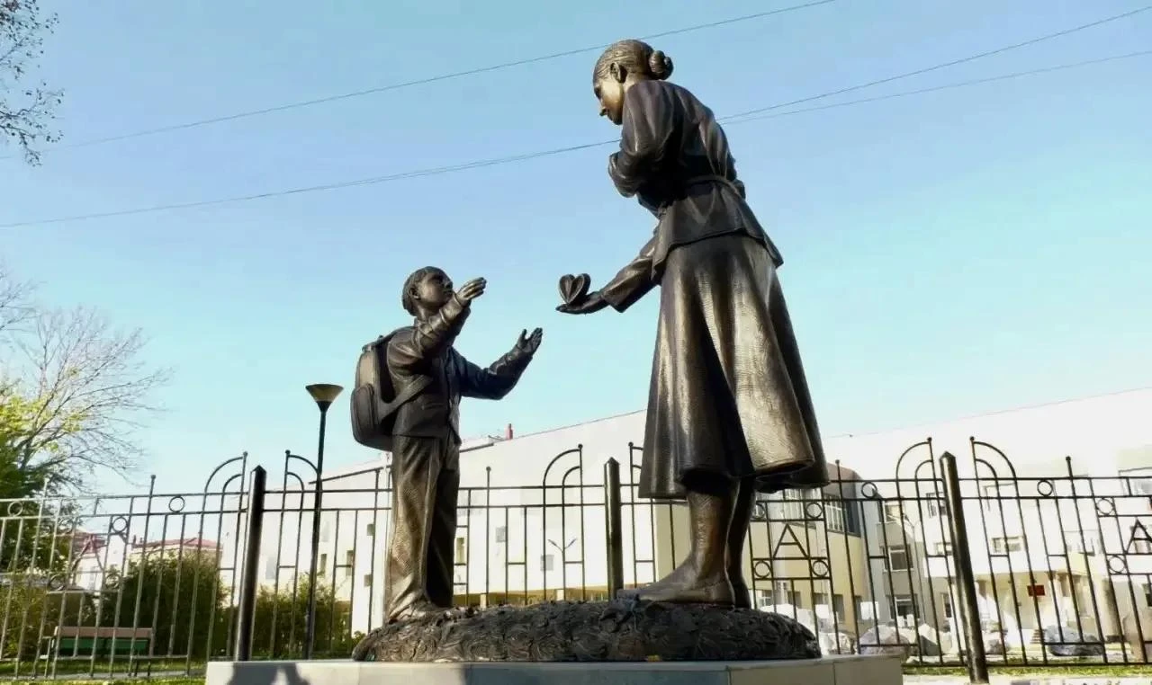 «Сердце отдаю детям»: памятник учителю открыли в Биробиджане