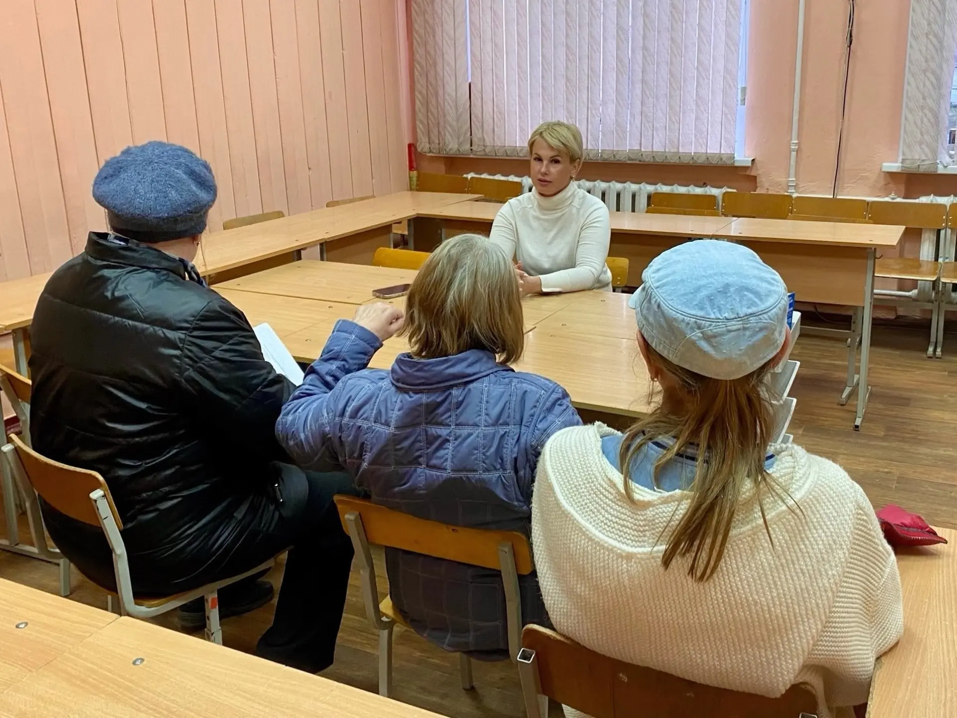Вчера провела депутатский приём в школе №18 Округ №2    Ко мне обратились жители домов, расположенны
