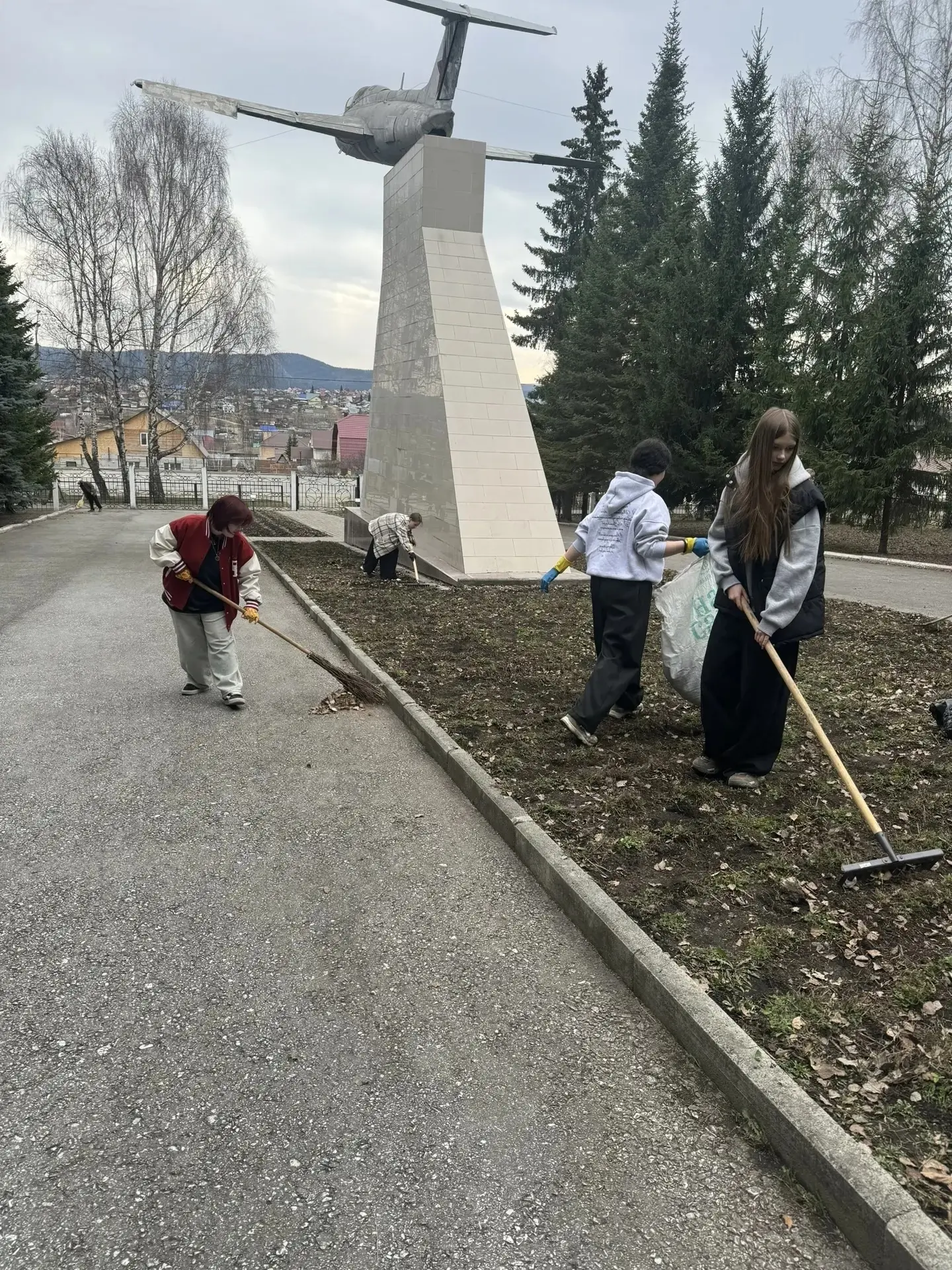 Весна пришла — порядок навели! 🌿  🌿9 апреля 2026 года обучающиеся нашей гимназии дружно вышли на тра