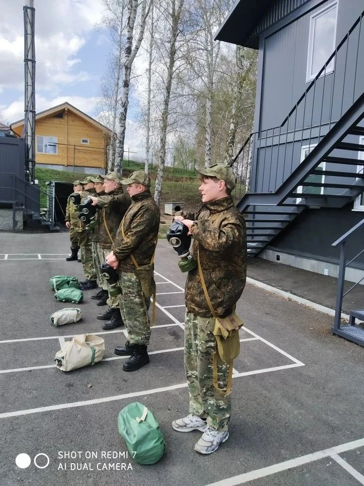 А тем временем наши парни оттачивают  мастерство владения автоматом, изучают армейские премудрости, 