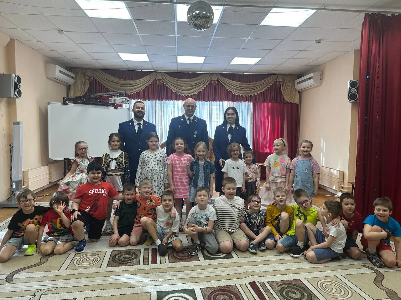 "Может рыбу он ловить, Кран на кухне починить. Для меня всегда герой – Самый лучший ПАПА мой!" 🌟  Др