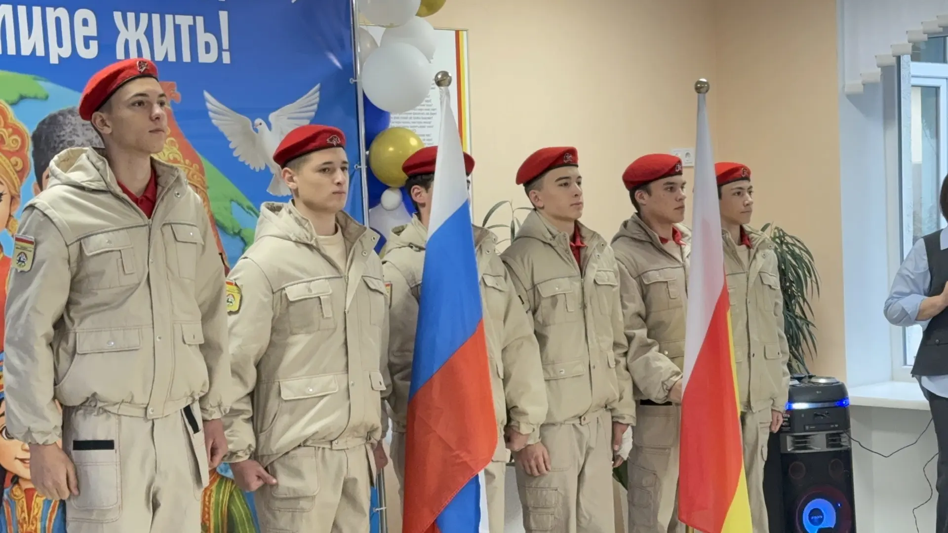 🇷🇺 Утро понедельника 1 декабря в нашей школе традиционно началось с торжественной линейки, церемонии