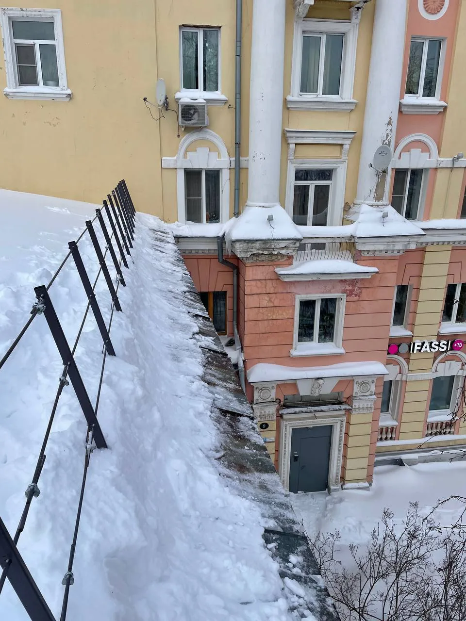 С самого раннего утра наши альпинисты проводят очистку кровель от снега, наледи и сосулек. 💪