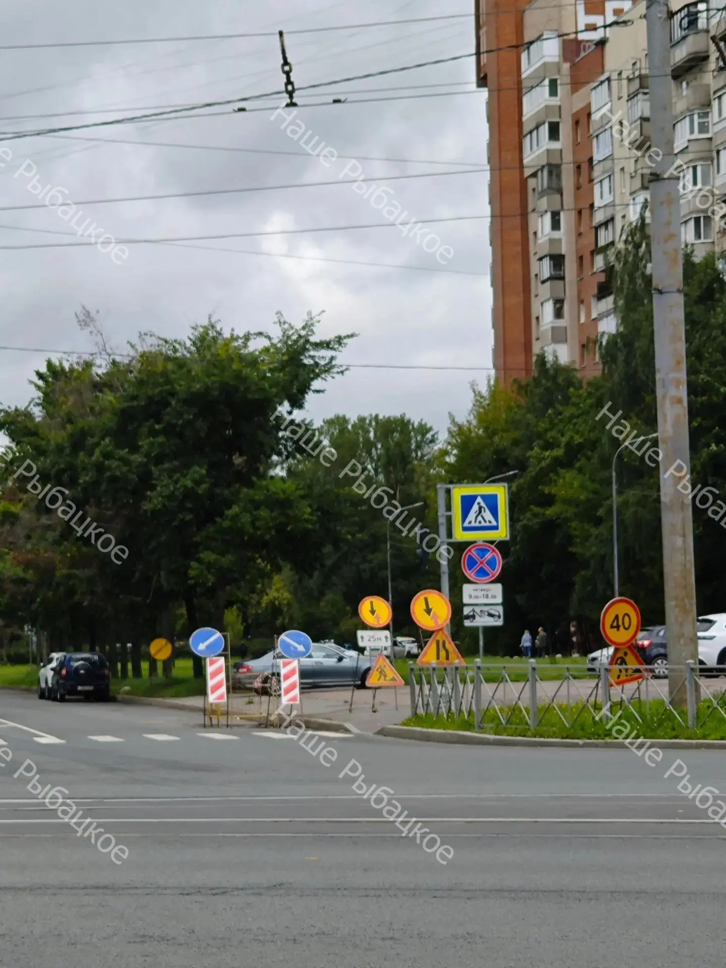 На улице Дмитрия Устинова в направлении Невы проводятся внеплановые работы.