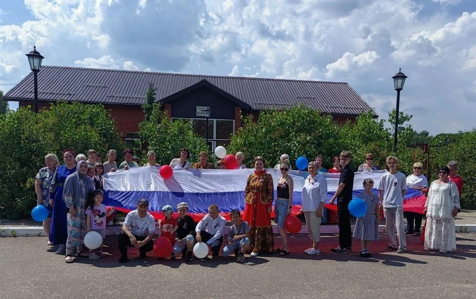 12 июня на площади дома культуры посёлка Пронь Кимовского района состоялась патриотическая акция "Фл