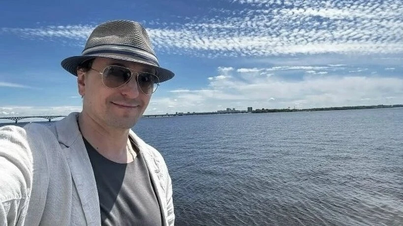 Сергей Безруков зачекинился на фоне Саратовского моста. В театре драмы 16 и 17 июня идет спектакль «