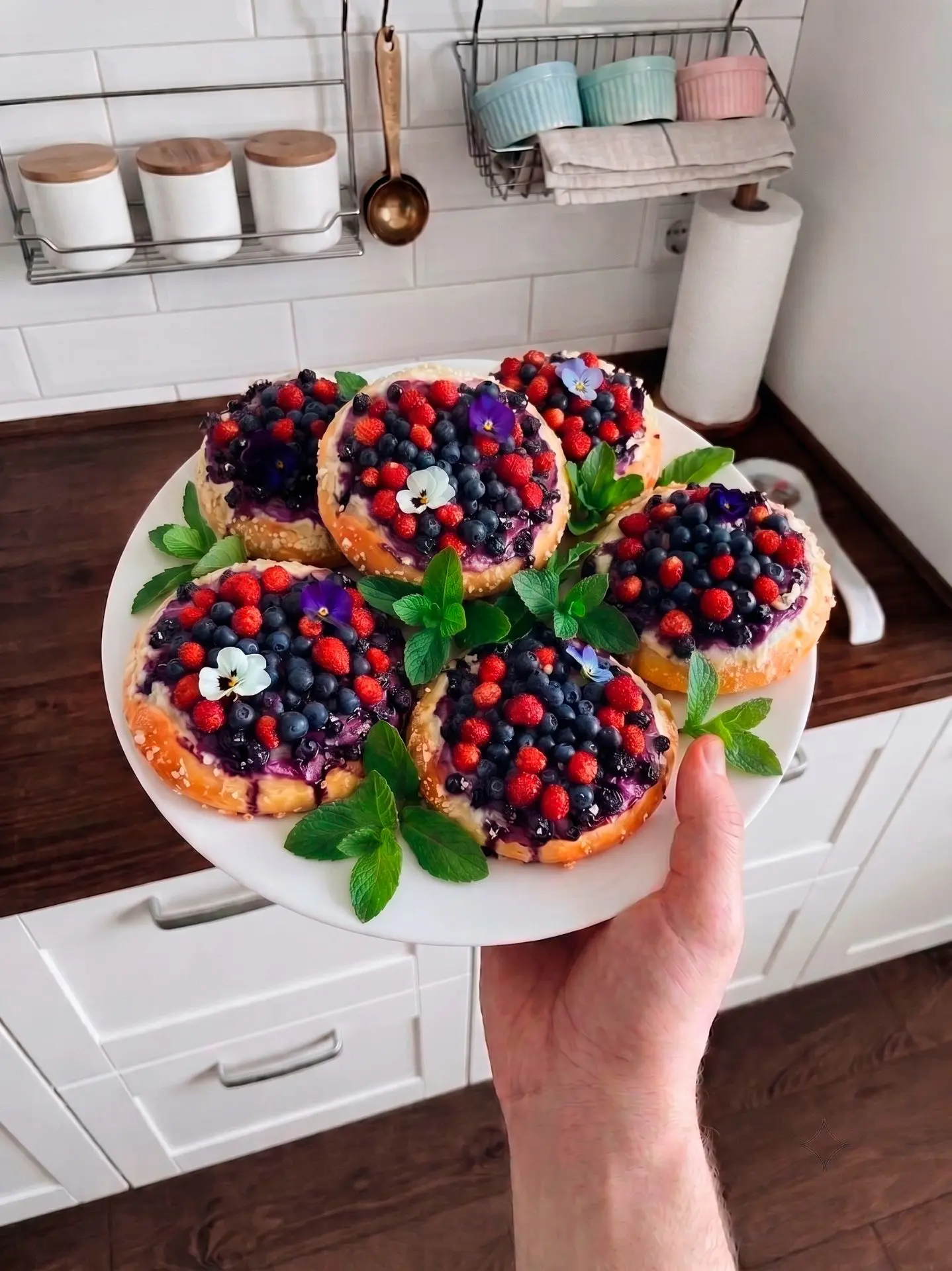 🍓Эти ягодные ватрушки хороши как комплименты в конфетно-букетный период.