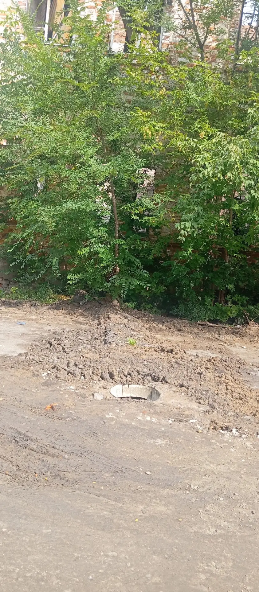 По улице Орджоникидзе 61А ,(с торца магазина ,,Копеечка"проводились работы по замене тр...