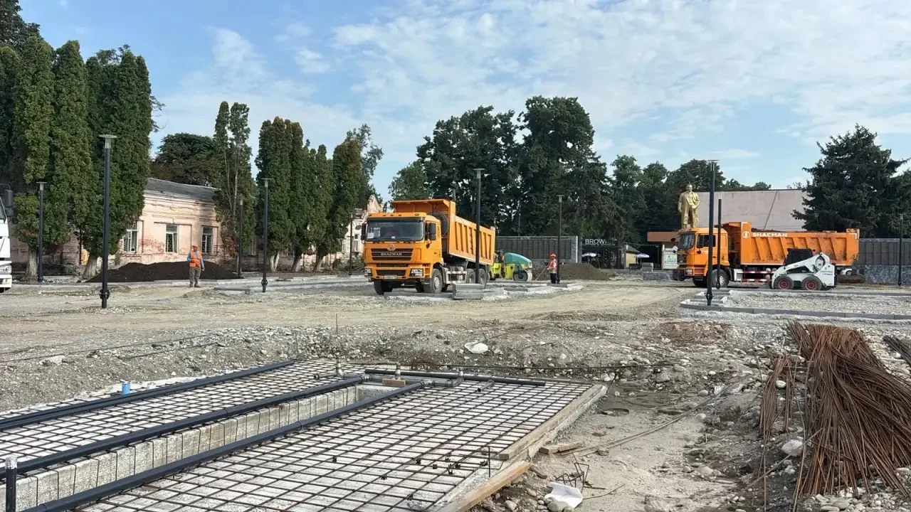 Продолжаем благоустройство Центральной площади Ардона. Приводим в порядок территорию по...