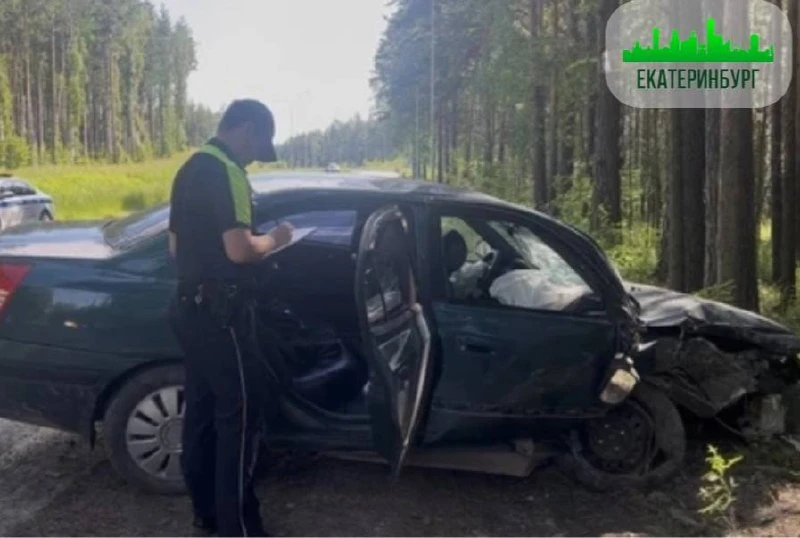 ⚠️ В Екатеринбурге 15-летний подросток за рулем Hyundai Elantra улетел в кювет и врезался в дерево. 